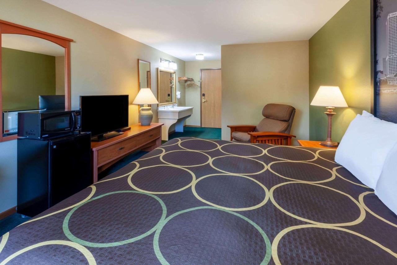 Hotel Super 8 By Wyndham Berlin Wi Esterno foto